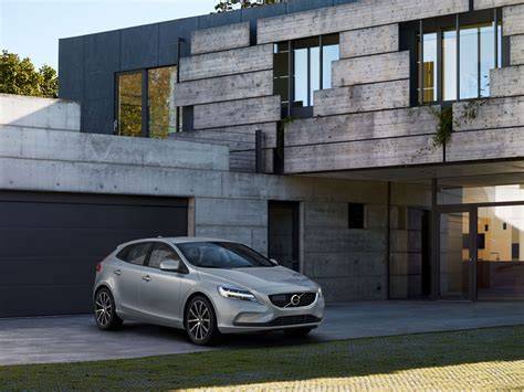 Volvo V40 dizaino eskizas su skirtingomis įrangos linijomis