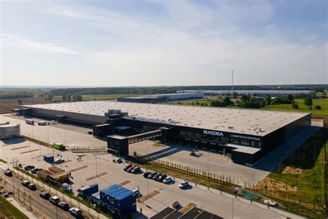 Tematinė nuotrauka, vaizduojanti sunkvežimius ir logistikos centrą