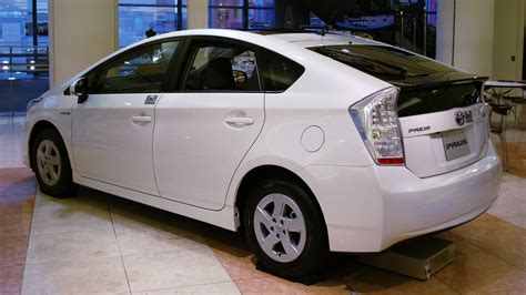 Infografika: Prius III ZVW30 variklių versijų palyginimas