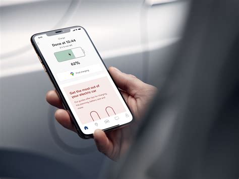 Išmaniojo telefono ekranas su MyToyota programėle, kurioje rodoma automobilio užrakinimo/atrakinimo funkcija