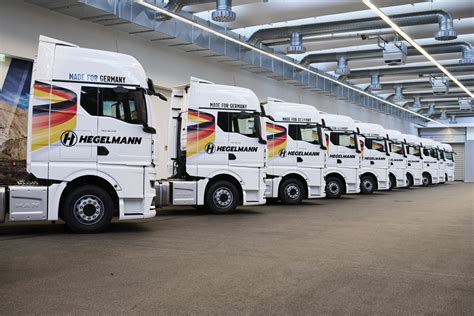 „Hegelmann Transporte“ įmonės logotipas ir biuro fasadas