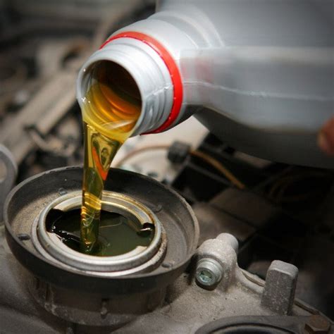 Schema, iliustruojanti BMW X1 priekinio tilto komponentus ir tepalo keitimo vietą