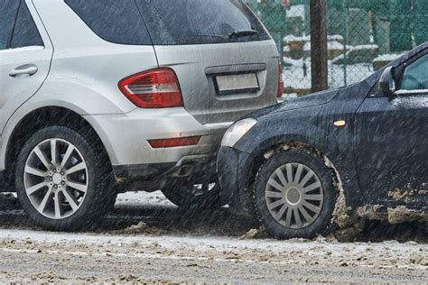 nuotrauka, iliustruojanti susidėvėjusį ir atnaujintą automobilio vairą