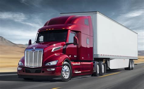 Peterbilt sunkvežimis JAV greitkelyje