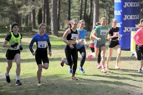 Tematinė nuotrauka: žmonės, einantys laiptais, sportuojantys lauke