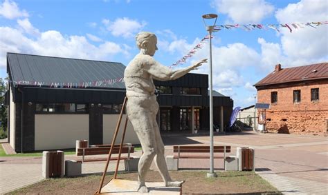 Vaizdas į didžiulę medinę žmogaus skulptūrą, stovinčią festivalio centre prieš jos sudeginimą.