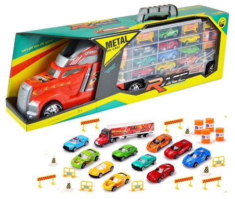 Nuotrauka su įvairiais meno automobiliais (mutant cars) dykumoje.
