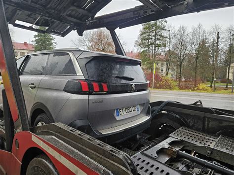 Vairuotojas testuoja automobilį bandomojo važiavimo metu