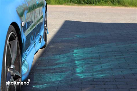 pavyzdys vibro izoliacinių lakštų klijavimo ant automobilio kėbulo