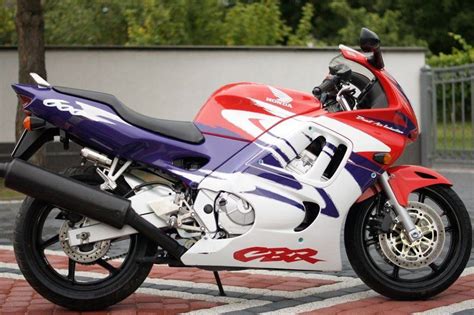 Honda CBR 600 F3 motociklas gatvėje