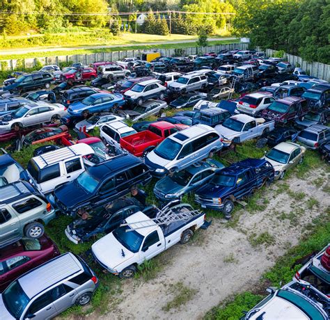 automobiliai stovintys greta vienas kito su atidarytais variklio dangčiais