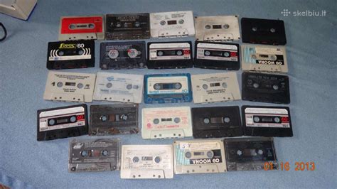 Paaugliškos jaunystės atributika: sportiniai bateliai, džinsai, galbūt kasetės su muzika.
