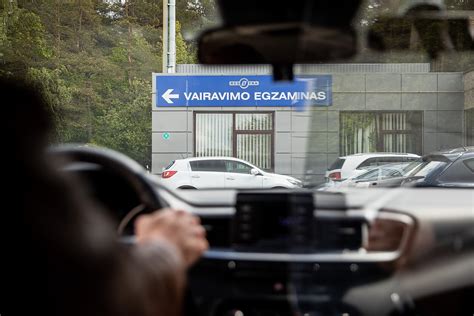Infografika: statistika apie vairavimo egzaminų išlaikymo rodiklius Lietuvoje