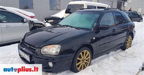Nuotrauka su Subaru WRX automobiliu ir skirtingų tipų ratlankiais