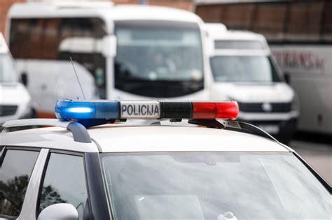 Policijos automobilis, atvykęs į pažeidimo vietą