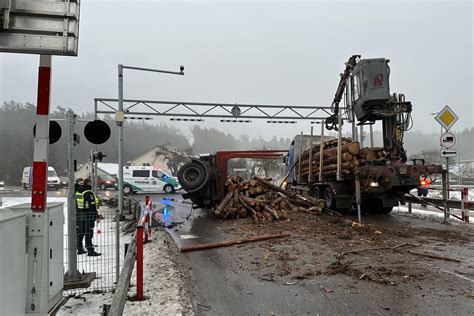 avarija su miškovežiais ir kariškių autobusiuku, rąstai ant kelio