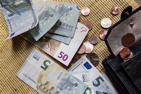 Tematinė iliustracija: suklastoti dokumentai ir pinigai