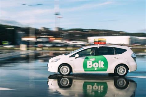 Bolt taksi automobilio nuotrauka su gairėmis