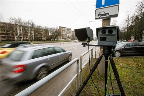 Teminis nuotrauka su policijos automobiliu ir greičio matuokliu