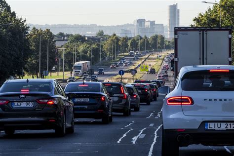 Pradedantysis vairuotojas prie vairo, demonstruojantis atidų vairavimą