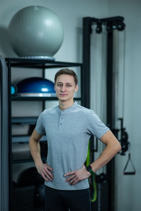 Tematinė nuotrauka: žmogus, sportuojantis ant treniruočių kilimėlio