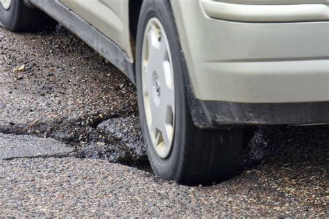 nuotrauka su ratlankio pažeidimu dėl duobės