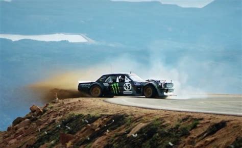 automobilio avarija Pikes Peak lenktynėse su apvirtusiu automobiliu