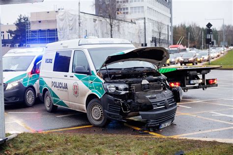 Policijos automobilis eismo įvykio vietoje