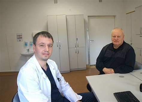 Tematinė nuotrauka: Gydytojas konsultuoja pacientą ligoninės aplinkoje