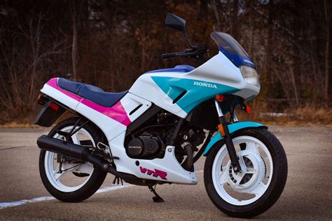 Honda VTR 250: pagrindiniai techniniai brėžiniai ir vaizdai