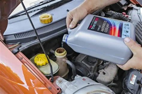 Autoserviso meistras tikrina aušinimo sistemą
