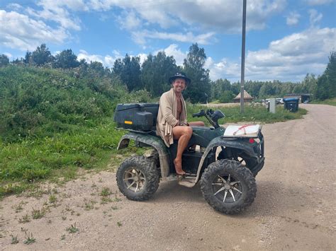 Teminis foto: žmogus skaičiuoja pinigus prie automobilio