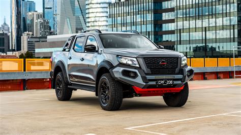 Nissan Navara bekelėje įveikianti kliūtis