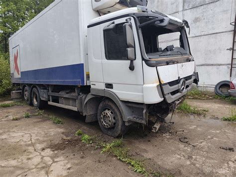 Mercedes-Benz sunkvežimiai kelyje