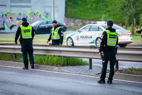 Vairuotojas pildo dokumentus po avarijos