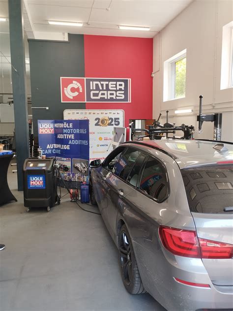 Automobilių serviso interjeras su įranga automatinių pavarų dėžių diagnostikai