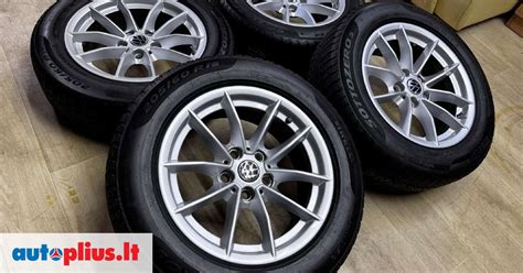 Volkswagen automobilyje sumontuoti originalūs lydinio ratlankiai su padangomis