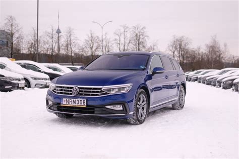 Detali nuotrauka, vaizduojanti naudoto Volkswagen ratlankio patikrinimą dėl pažeidimų