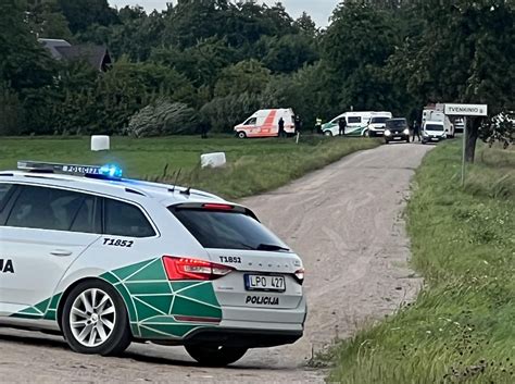Tauragės policijos pareigūnai stabdantys automobilį
