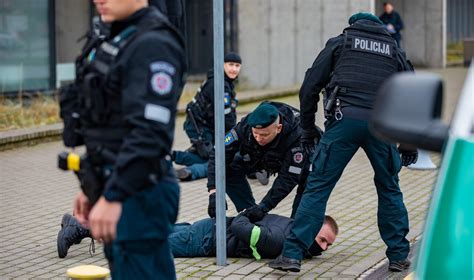 nuotrauka: policijos pareigūnai atlieka kratas automobilių ardymo aikštelėje