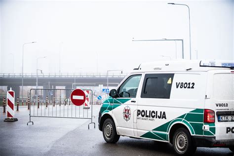 Policijos patikros punktas naktį