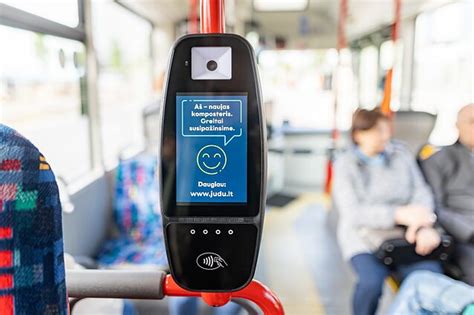 Tematinė nuotrauka: moksleivis, naudojantis elektroninį bilietą viešajame transporte