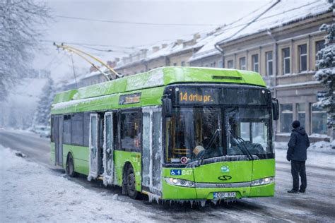 Tematinė nuotrauka: daugiavaikė šeima viešajame transporte