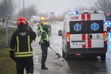 Gelbėtojų operacija ir automobilis griovyje
