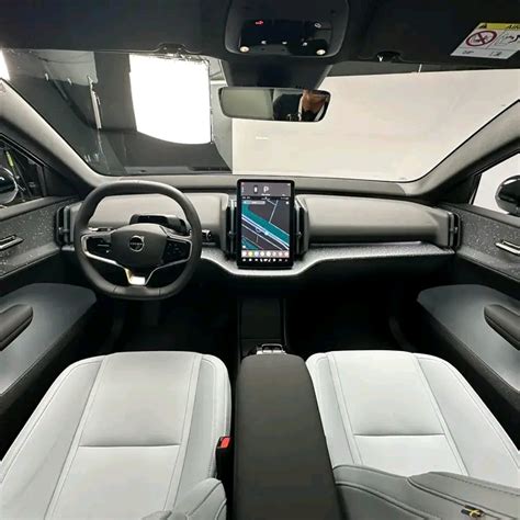 „Volvo S80“ interjeras su modernia konsolė