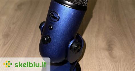 Blue Yeti mikrofonas prijungtas prie kompiuterio, iliustruojantis paprastą naudojimą