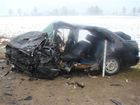 Teminis automobilio avarijos foto slidžiame kelyje