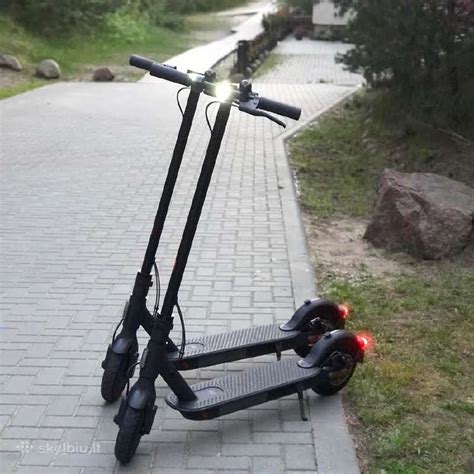 Populiarių elektrinių paspirtukų ir dviračių ekspozicija parduotuvės salone