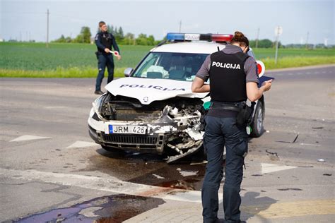 Tematinė nuotrauka: policijos automobilis blokuoja bėglių mašiną