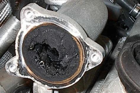 Infographic showing a clogged DPF filter and its effects